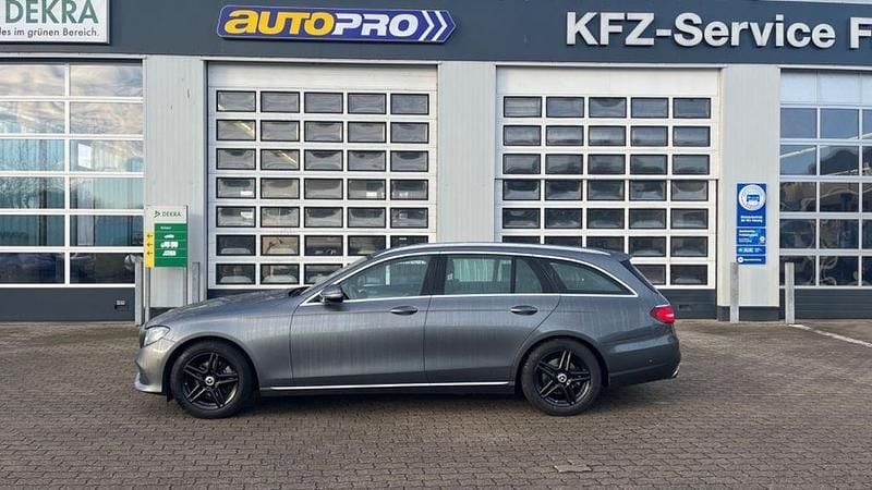 Grau Gebraucht 2017 Mercedes E220 Avantgarde Kombi | 14.980 € (Superpreis) - Bild 1/4