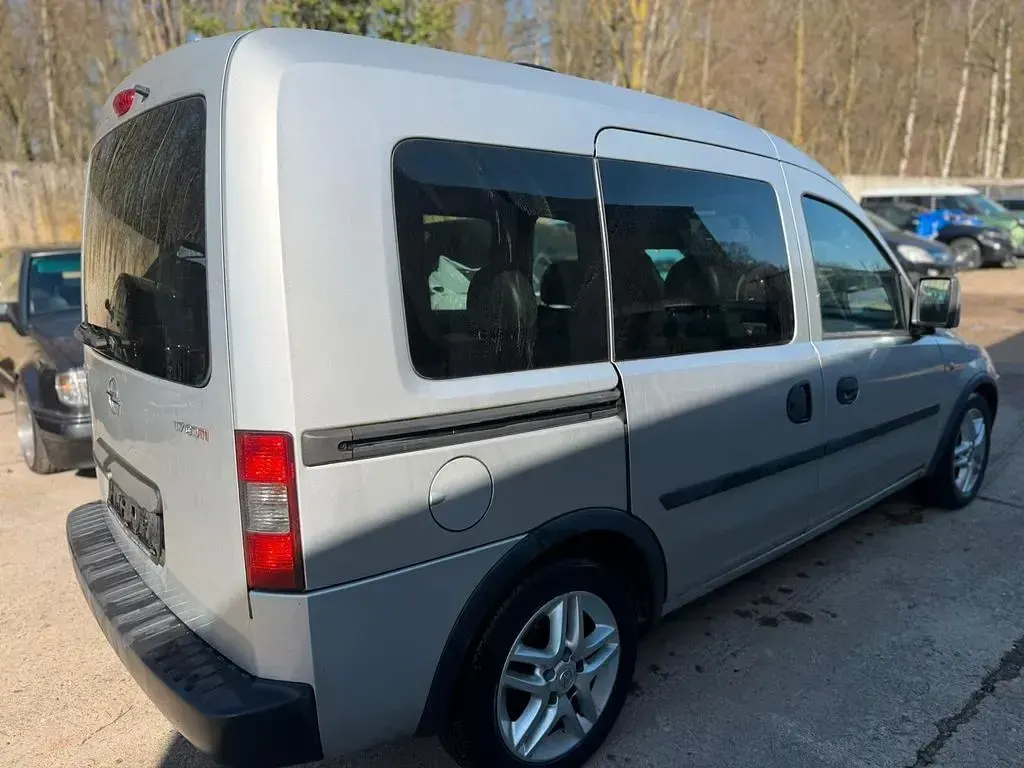 Gebraucht Opel Combo 101 PS (74 kW) 2010 Silber Van / Kleinbus