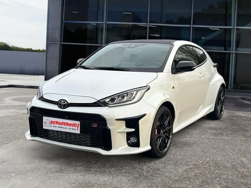 Platinumweiss perleffekt Gebraucht 2024 Toyota Yaris Basis Kleinwagen | 37.990 € (Superpreis) - Bild 1/4