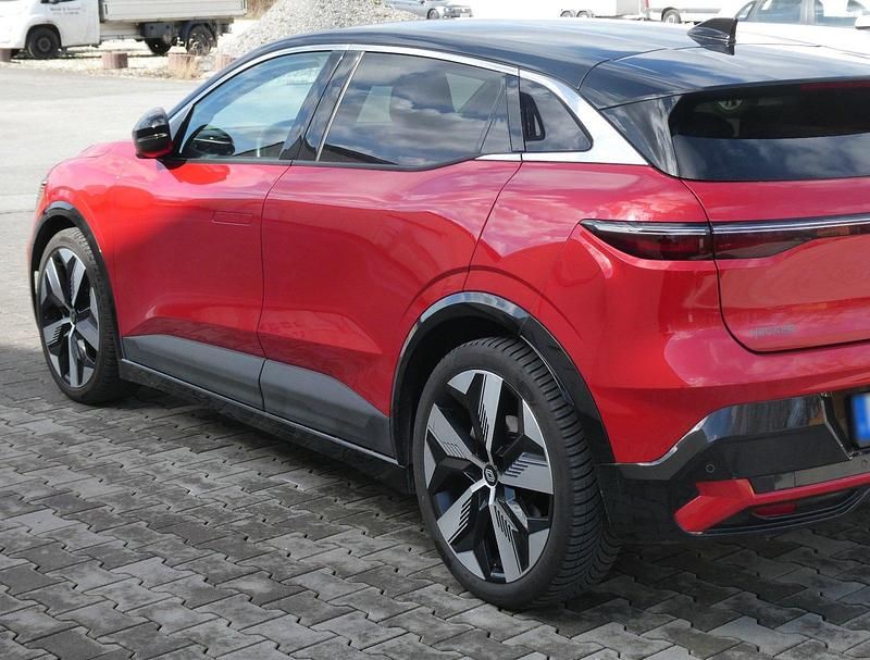 Gebraucht Renault Megane E-Tech 161 kW (220 PS) 2022 Rot Kleinwagen