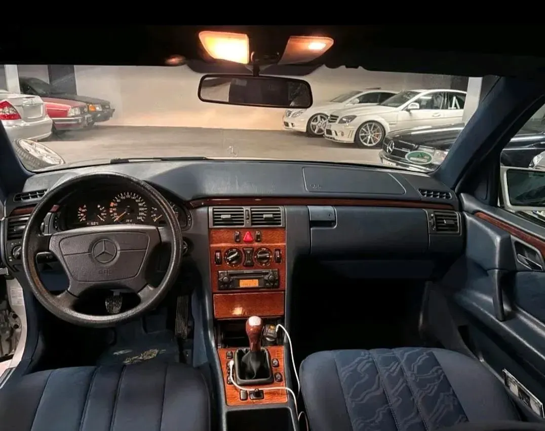 Gebraucht Mercedes E200 136 PS (100 kW) 1997 Silber Limousine