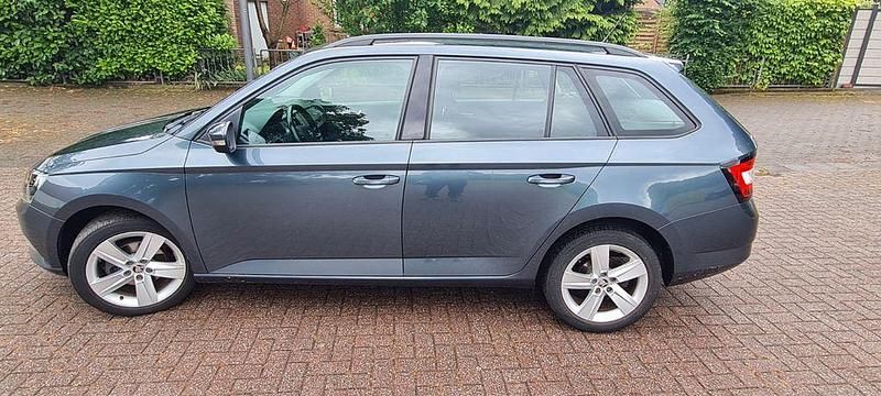 Grau Gebraucht 2016 Skoda Fabia Style Kombi | 7.600 € (Guter Preis) - Bild 1/4