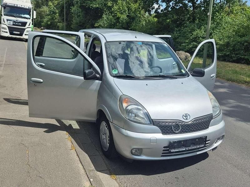 Silber Gebraucht 2000 Toyota Yaris Sol Kombi | 2.350 € (Fairer Preis) - Bild 1/4