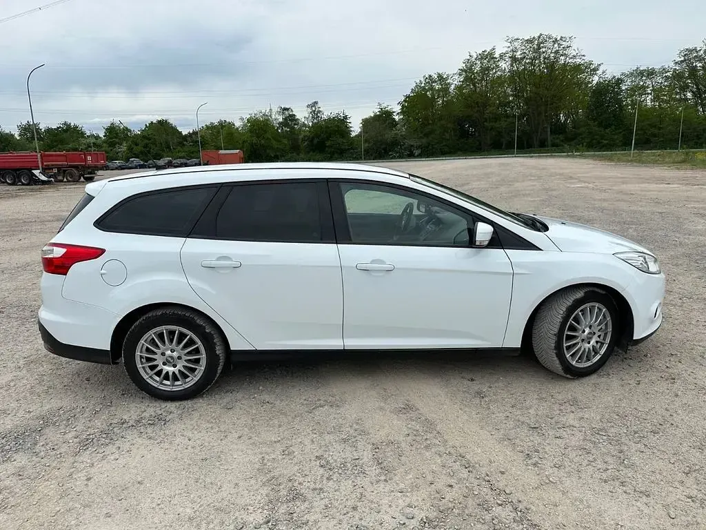 Używany Ford Focus 86 KM (63 kW) 2013 Biały Sedan/Limuzyna