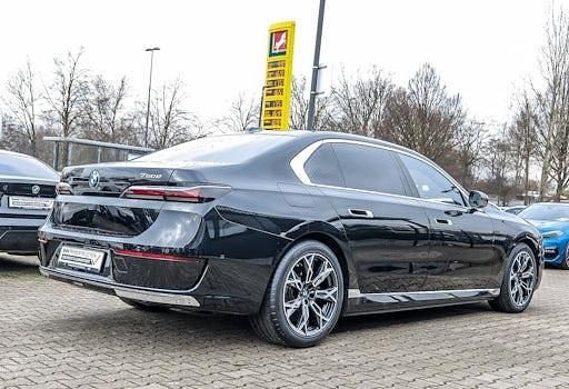 Gebraucht BMW 750e Comfort Edition 489 PS (359 kW) 2023 Schwarz Limousine