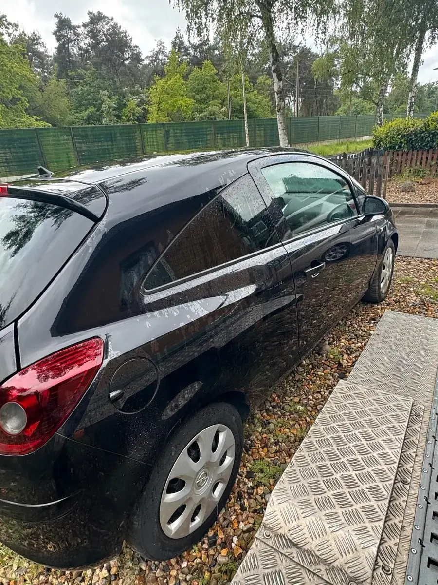 Używany Opel Corsa 66 KM (48 kW) 2010 Czarny Hatchback