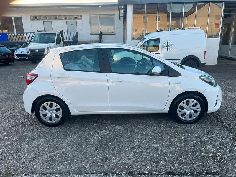 Gebraucht Toyota Yaris Hybrid 73 PS (53 kW) 2019 Weiß Kleinwagen