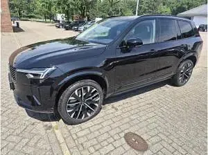 Neu Volvo XC90 407 PS (299 kW) 2026 Schwarz (onyx black metallic) SUV