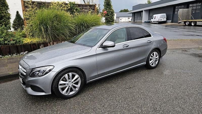 Grau Gebraucht 2015 Mercedes C220 AMG line Limousine | 13.900 € (Fairer Preis) - Bild 1/4