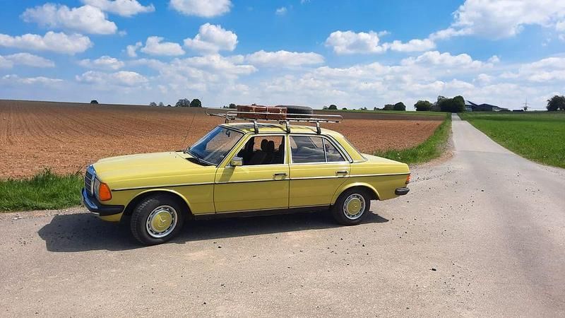 Gebraucht Mercedes 240 68 PS (50 kW) 1977 Gelb Limousine