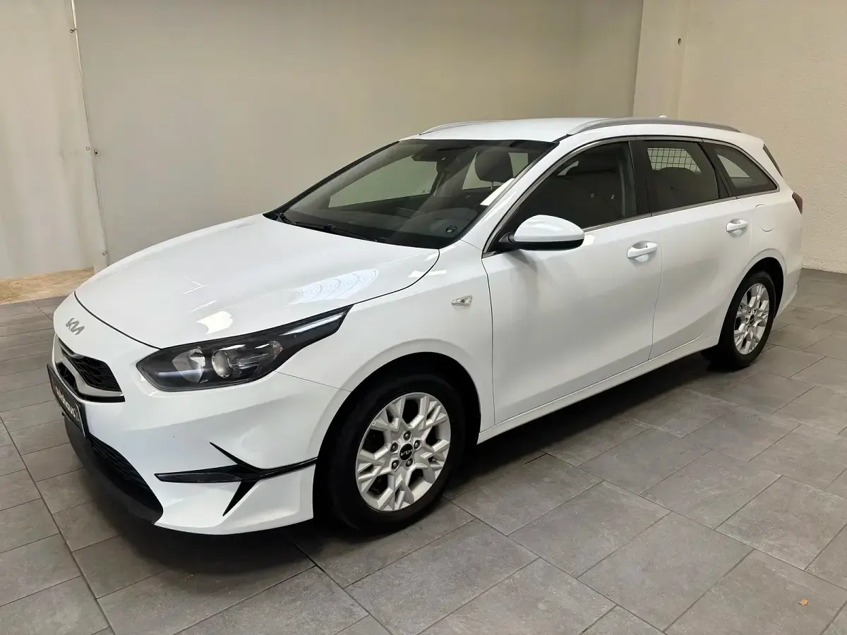 Gebraucht Kia Ceed Vision 136 PS (100 kW) 2023 Weiß Kleinwagen