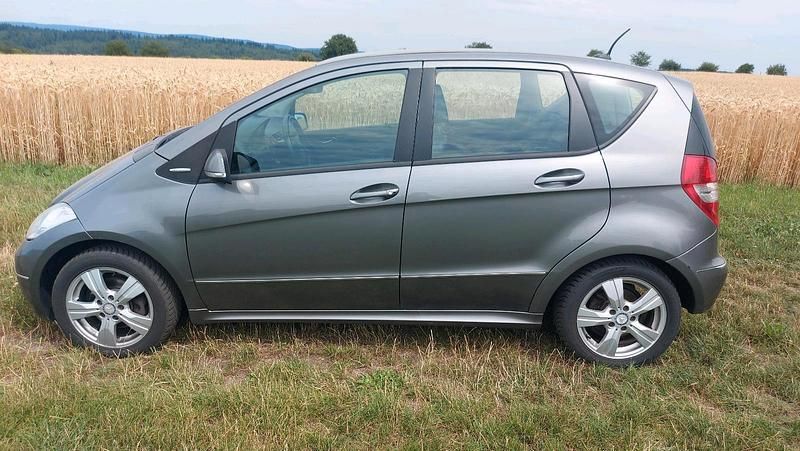 Grau Gebraucht 2010 Mercedes A180 Limousine | 2.250 € (Fairer Preis) - Bild 1/4