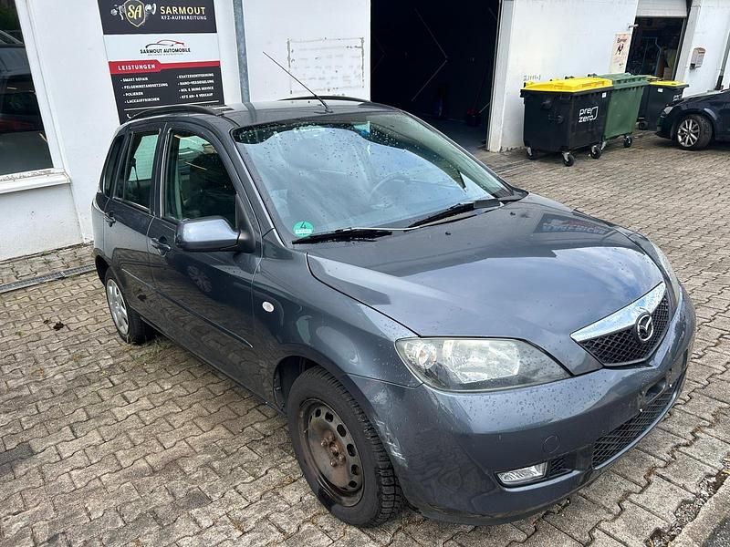 Grau Gebraucht 2004 Mazda 2 Kleinwagen | 1.490 € (Fairer Preis) - Bild 1/4