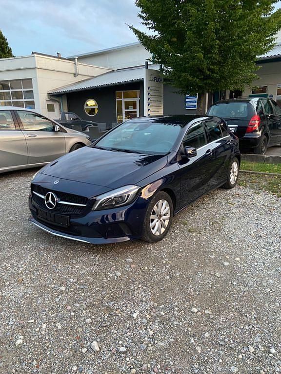 Blau Gebraucht 2017 Mercedes A180 Limousine | 14.900 € (Guter Preis) - Bild 1/4