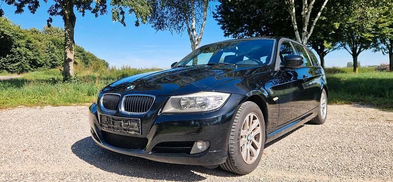 Schwarz Gebraucht 2010 BMW 320 Kombi | 3.650 € (Superpreis) - Bild 1/4