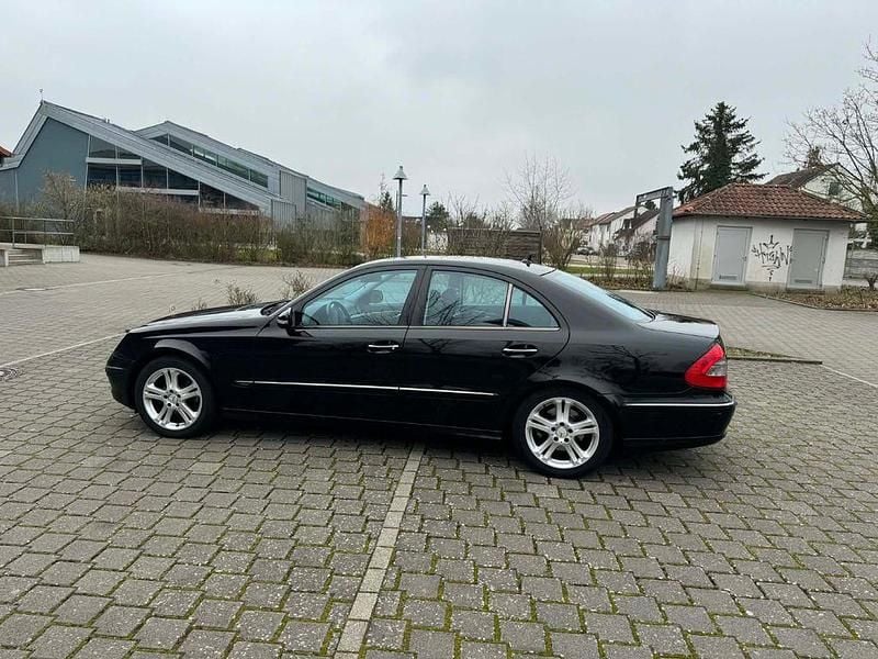 Schwarz Gebraucht 2006 Mercedes E280 Avantgarde Limousine | 4.200 € (Superpreis) - Bild 1/4