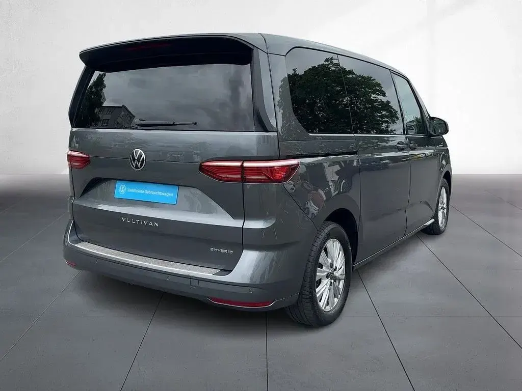 Gebraucht VW Multivan Life 150 PS (110 kW) 2022 Grau Van / Kleinbus