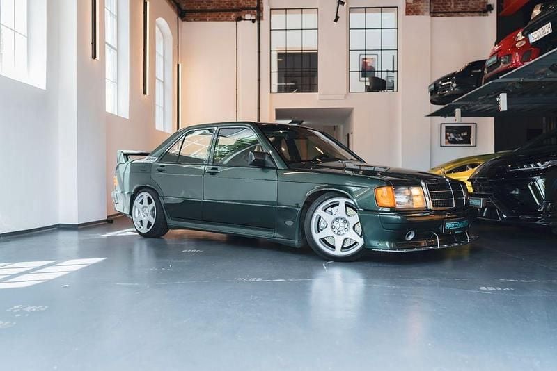 Dunkelgrünmetallic 254 Gebraucht 1990 Mercedes 190 Limousine | 59.900 € - Bild 1/4