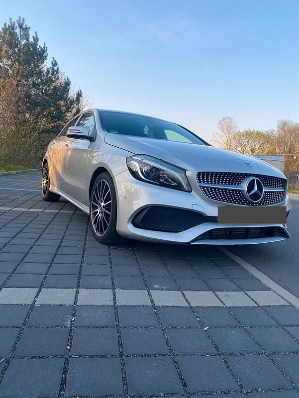 Gebraucht Mercedes A180 AMG line 122 PS (89 kW) 2018 Silber Limousine