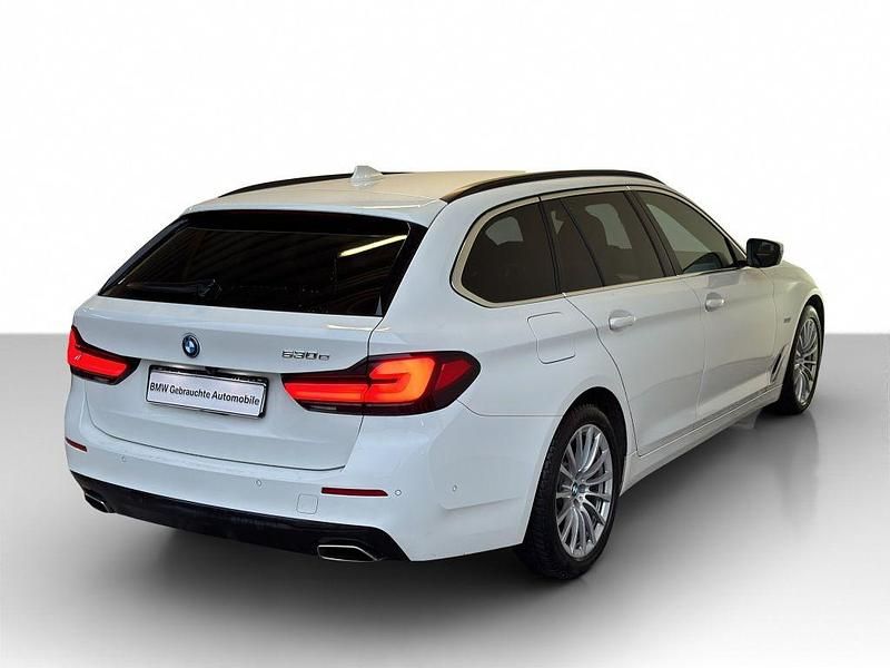 Gebraucht BMW 530e 292 PS (214 kW) 2022 Alpinweiss Kombi