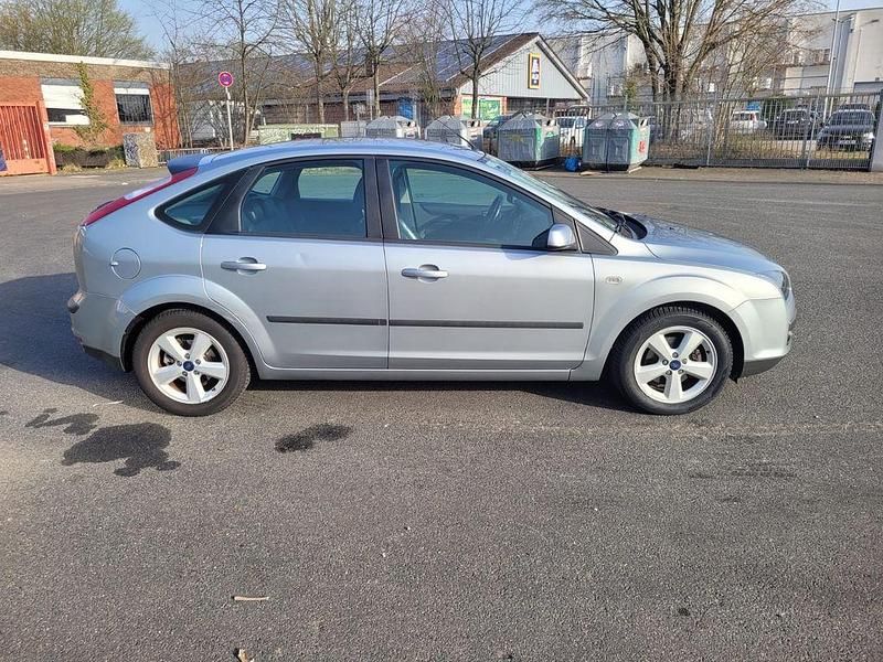 Gebraucht Ford Focus Trend 101 PS (74 kW) 2005 Grau Limousine