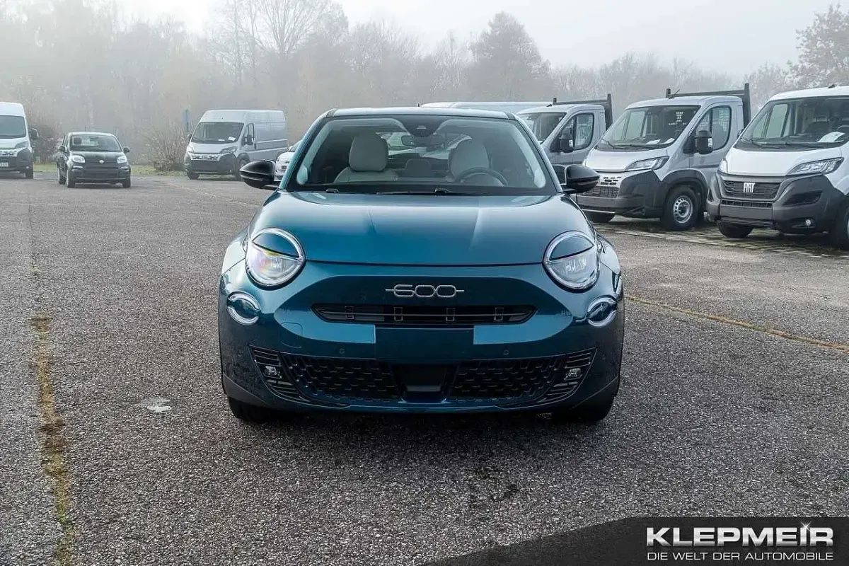 Neu Fiat 600E La Prima 114 kW (156 PS) 2025 Mare grün Limousine