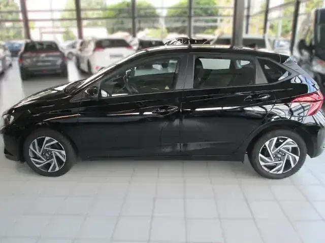 Gebraucht Hyundai i20 Trend 101 PS (74 kW) 2025 Phantom black / met Kleinwagen