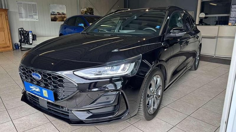 Obsidianschwarz metallic Gebraucht 2024 Ford Focus ST-Line Kombi | 21.990 € (Fairer Preis) - Bild 1/4