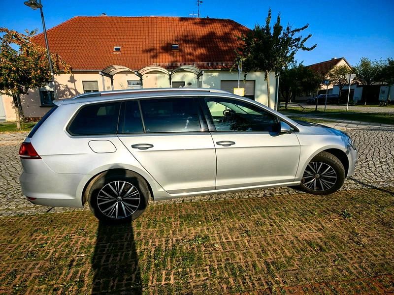 Silber Gebraucht 2017 VW Golf VII Allstar Kombi | 9.850 € (Fairer Preis) - Bild 1/4
