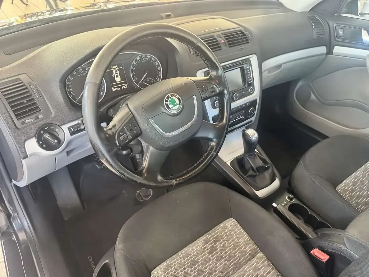 Gebraucht Skoda Octavia Ambition 105 PS (77 kW) 2010 Schwarz Kombi