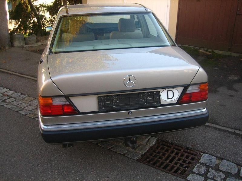 Gebraucht Mercedes E260 160 PS (117 kW) 1990 Silber Limousine