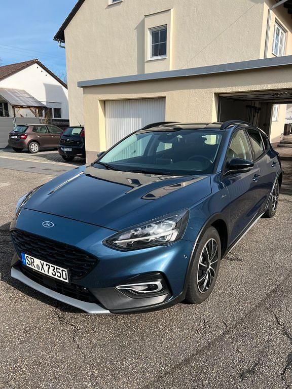 Blau Gebraucht 2022 Ford Focus Active Limousine | 15.490 € (Fairer Preis) - Bild 1/4