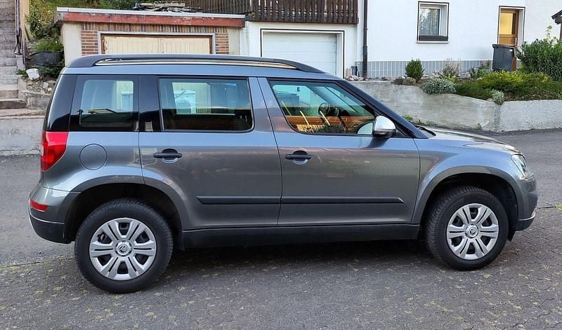 Usado Skoda Yeti Drive 110 HP (80 kW) 2017 Cinzento SUV