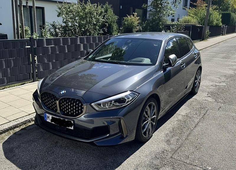 Grau Gebraucht 2020 BMW M135 Shadowline Kleinwagen | 29.200 € (Guter Preis) - Bild 1/4