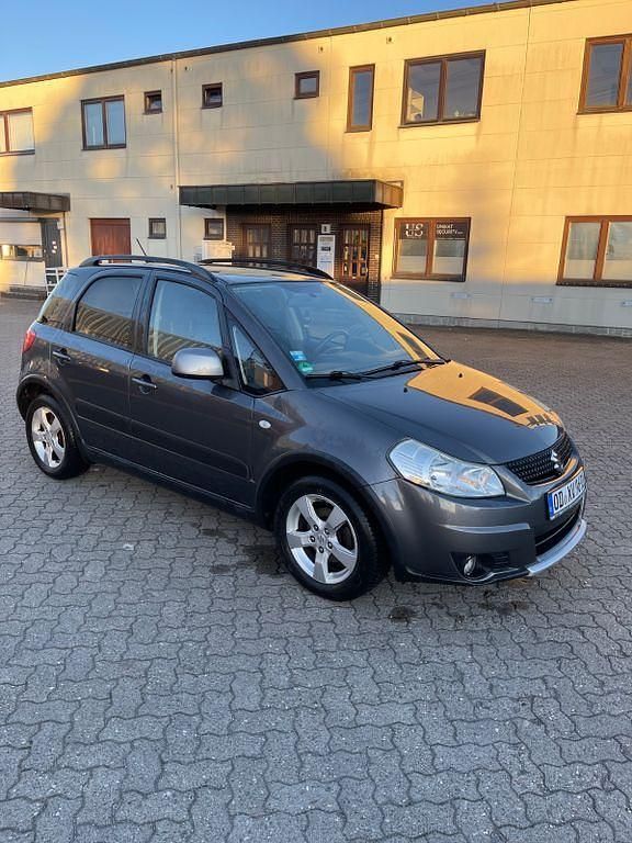 Grau Gebraucht 2010 Suzuki SX4 Comfort Kleinwagen | 5.300 € (Fairer Preis) - Bild 1/4