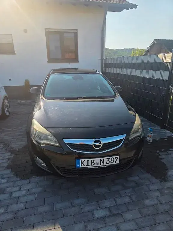 Gebraucht Opel Astra Edition 140 PS (102 kW) 2010 Schwarz Limousine