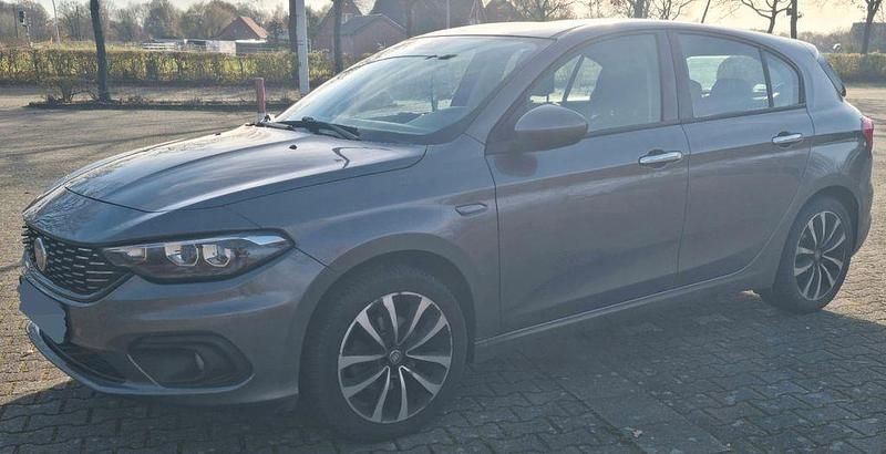 Grau Gebraucht 2017 Fiat Tipo Lounge Limousine | 7.855 € (Fairer Preis) - Bild 1/4