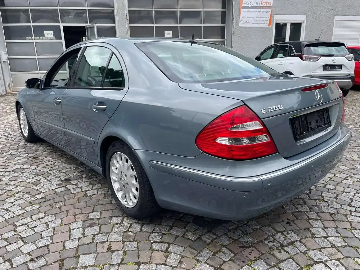 Używany Mercedes E280 Elegance 190 KM (139 kW) 2005 Szary Sedan/Limuzyna