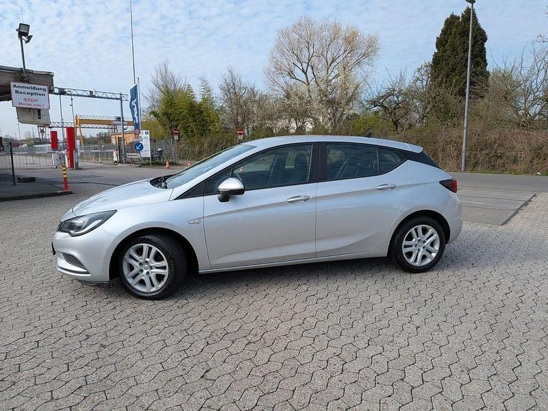Gebraucht Opel Astra Edition 110 PS (80 kW) 2017 Silber Limousine
