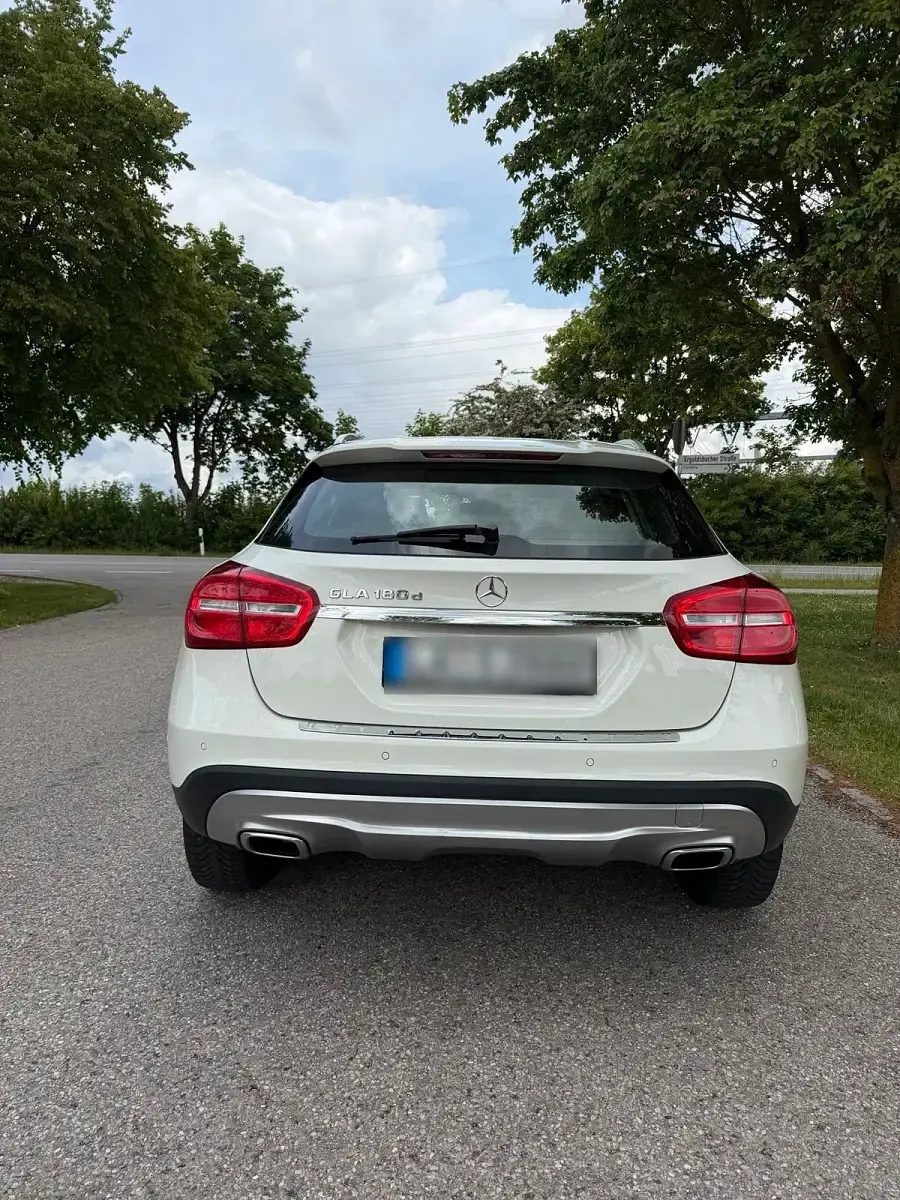 Używany Mercedes GLA180 108 KM (79 kW) 2017 Biały SUV