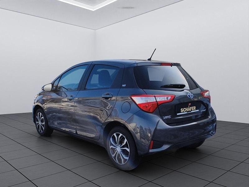Gebraucht Toyota Yaris Hybrid Club 75 PS (55 kW) 2019 Grau metallic
