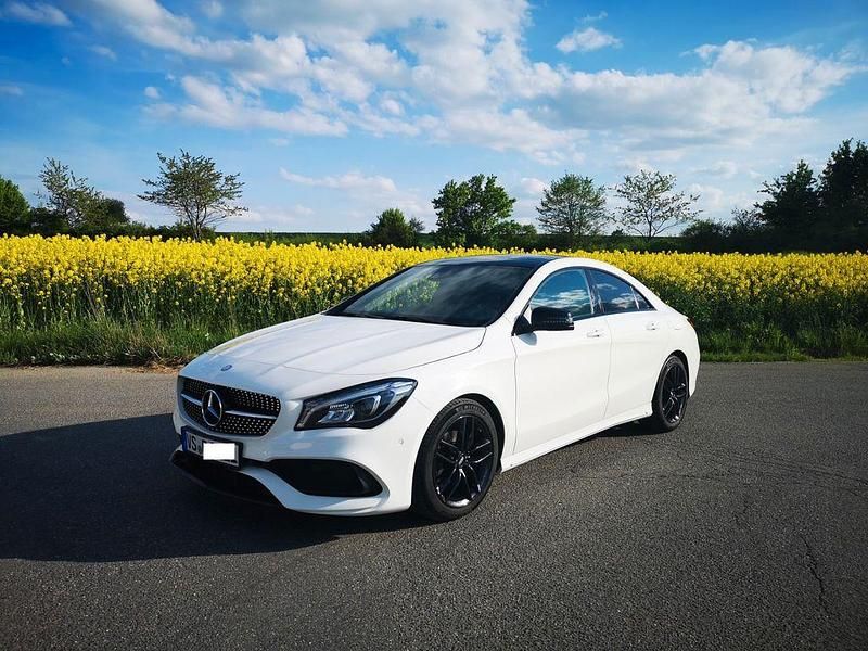 Weiß Gebraucht 2017 Mercedes CLA180 AMG line Limousine | 17.950 € (Fairer Preis) - Bild 1/4