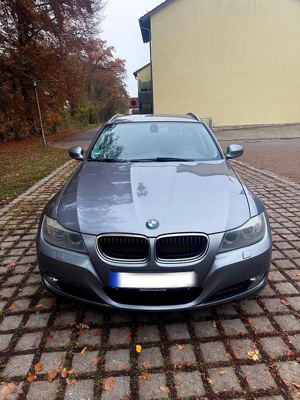 Gebraucht BMW 320 184 PS (135 kW) 2012 Grau Kombi