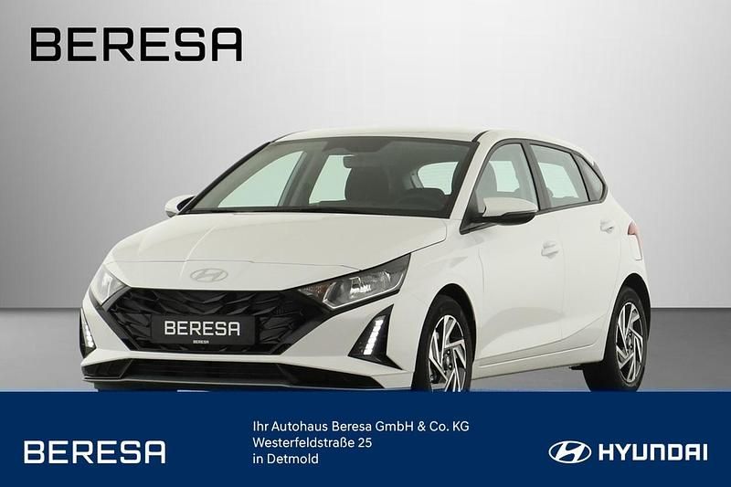 Weiß Gebraucht 2024 Hyundai i20 Trend Limousine | 17.990 € (Guter Preis) - Bild 1/4