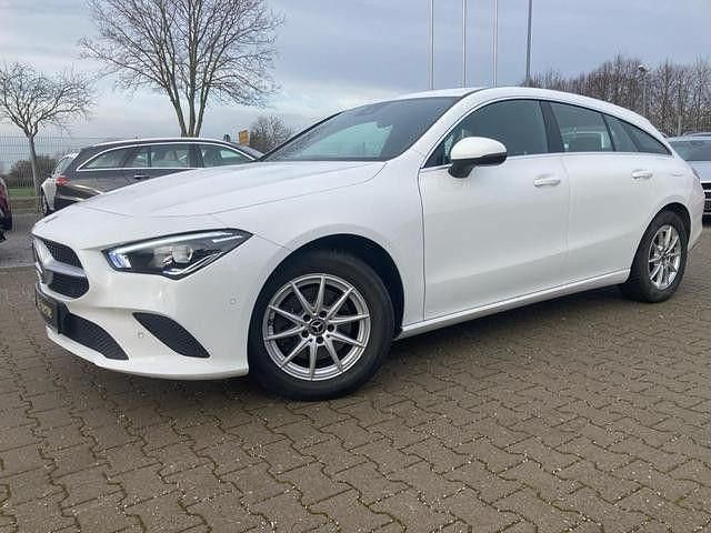 Weiß Gebraucht 2022 Mercedes CLA180 Shooting Brake Kombi | 27.115 € (Teuer) - Bild 1/4