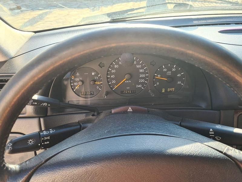 Gebraucht Mercedes ML270 163 PS (119 kW) 2004 Silber SUV