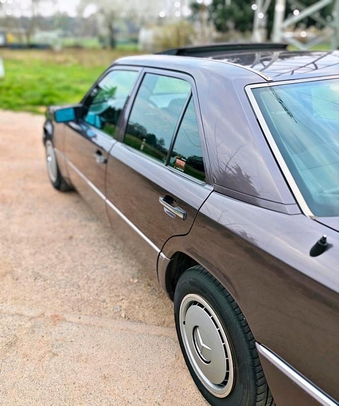 Gebraucht Mercedes E250 90 PS (66 kW) 1991 Violet Limousine