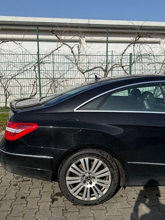 Gebraucht Mercedes E220 Avantgarde 170 PS (125 kW) 2011 Schwarz Coupé