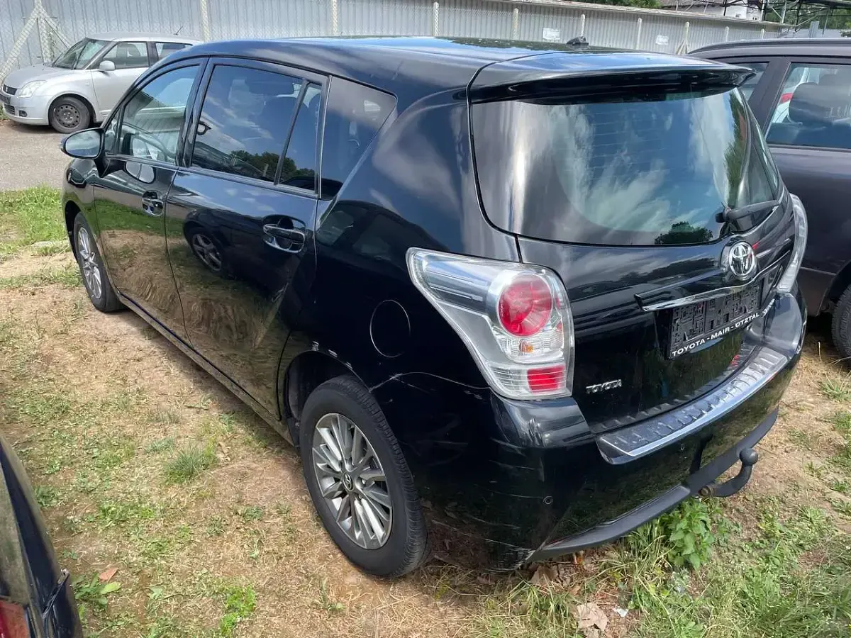 Gebraucht Toyota Verso Basis 111 PS (81 kW) 2016 Black mica / ink Van / Kleinbus