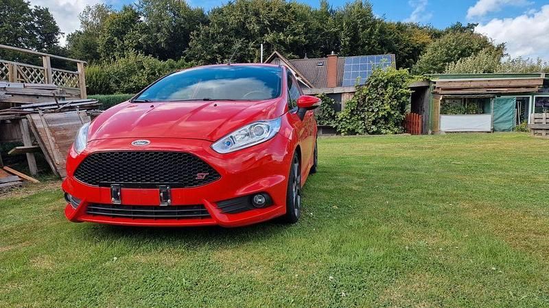 Rot Gebraucht 2015 Ford Fiesta Sport Kleinwagen | 12.000 € (Teuer) - Bild 1/4